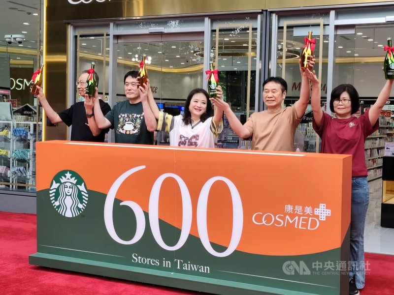 統一集團旗下藥妝通路康是美與咖啡店星巴克同時達成全台第600家門市，並聯合7-ELEVEN在南港開出「愿秀門市」，24日舉辦開幕儀式，董事長羅智先（圖左2）與夫人、統一美麗生活事業董事長高秀玲（中）皆親自出席。中央社記者何秀玲攝　115年5月24日