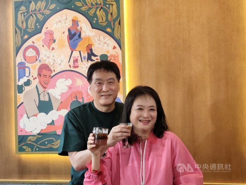 統一集團旗下藥妝通路康是美與咖啡店星巴克同時達成全台第600家門市，24日舉辦開幕儀式，董事長羅智先（左）與夫人、統一美麗生活事業董事長高秀玲（右）特別介紹「星巴克咖啡三式」，兩人更俏皮以交杯方式品飲。中央社記者何秀玲攝　115年5月24日