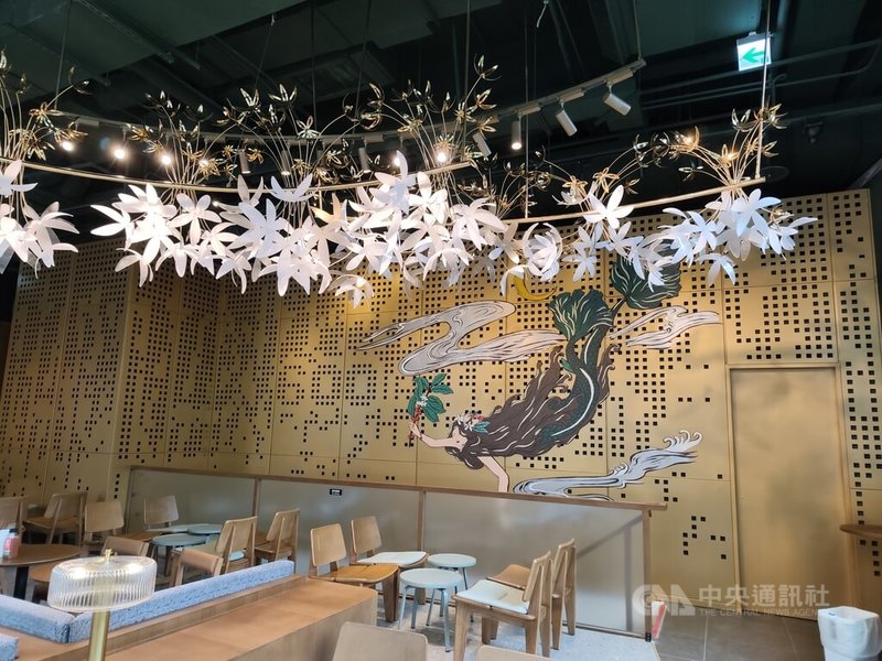 星巴克600店愿秀門市備受矚目的空間亮點,為結合巨幅星巴克女神壁畫與金色沖孔設計的女神藝術牆面。中央社記者何秀玲攝 115年5月24日