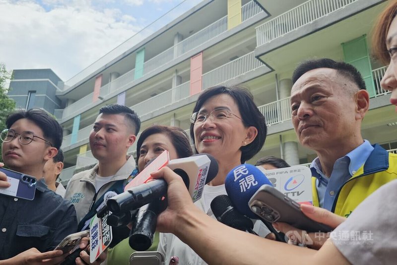 民進黨新北市長參選人、市黨部主委蘇巧慧（右2）巡視黨職改選情形時表示，樂見黨職人員年輕化，新世代扛起新時代。中央社記者王鴻國攝 115年5月24日