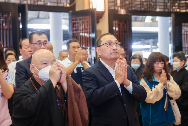 新北市長侯友宜（前右）到承天禪寺進行釋迦牟尼誕辰參拜祈福活動，針對中和毒駕肇事釀死傷事故表示，毒駕零容忍，要求警方擴大毒駕臨檢。（市府提供）中央社記者王鴻國傳真　115年5月24日