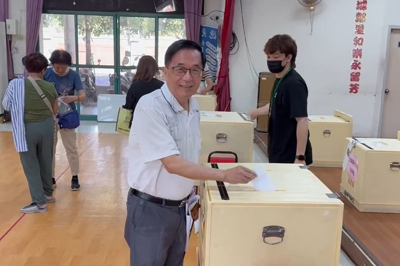 民進黨黨職改選24日投票，日前將黨籍遷回台南的前總統陳水扁（前），上午前往東區德光里活動中心投票。（讀者提供）中央社記者楊思瑞台南傳真　115年5月24日