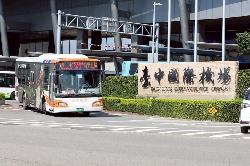 台中市500延公車駕駛在行駛過程中，獲知車上有乘客身體不適，主動背負乘客到診所就醫，民眾特別投書台中市政府「1999」專線予以表揚。（台中市政府提供）中央社記者郝雪卿傳真  115年5月24日