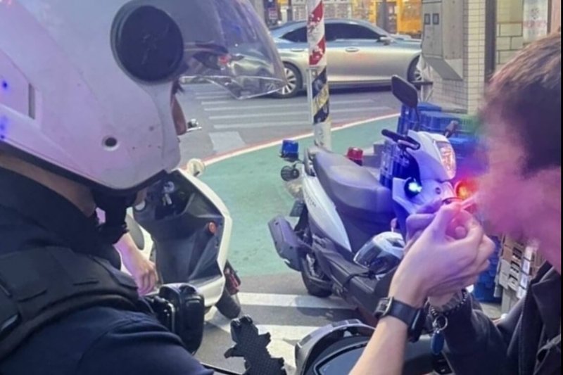 桃園市警局桃園分局表示，員警在執行網路巡邏時發現，有民眾發文及影片，看到機車騎士疑似吸食電子煙後突然倒地，隨後又自行起身騎車離去，行為相當危險，員警追查發現騎士持有第二級毒品依托咪酯且快篩呈陽性反應，依法送辦。（桃園市警局桃園分局提供）中央社記者吳睿騏桃園傳真　115年5月24日