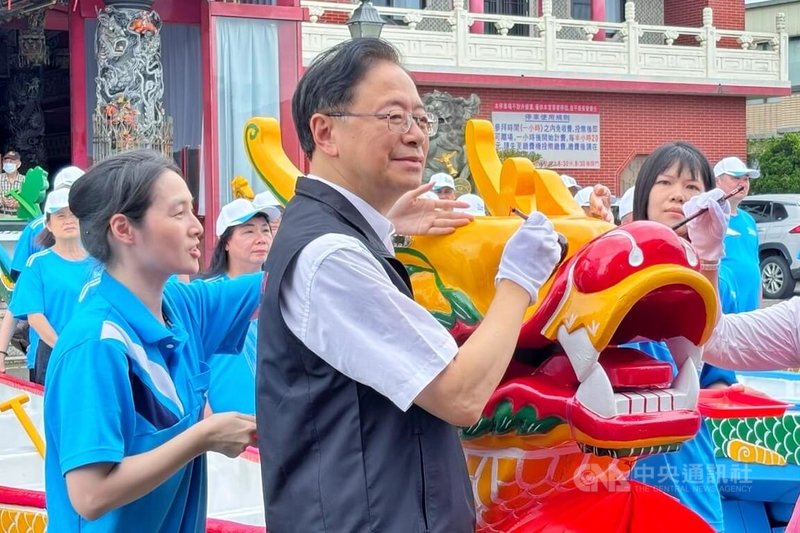 桃園市長張善政（前左2）24日出席「桃園市市長盃龍舟賽記者會暨龍舟點睛儀式」，除為龍舟點睛外，也邀請民眾6月一同前來感受客庄魅力。中央社記者吳睿騏桃園攝　115年5月24日