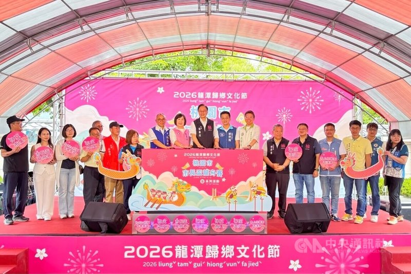 桃園市長張善政（中）24日在龍潭南天宮出席「2026龍潭歸鄉文化節–桃園市市長盃龍舟賽記者會暨龍舟點睛儀式」，為6月19日將登場的龍舟賽宣傳造勢。中央社記者吳睿騏桃園攝　115年5月24日