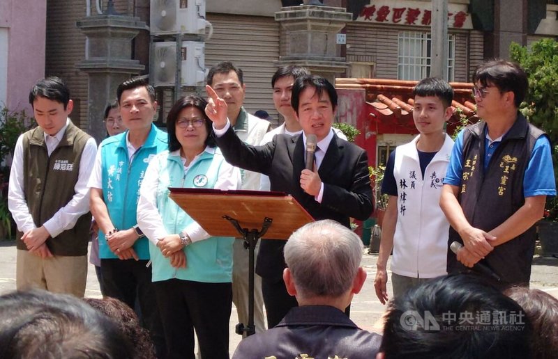 總統賴清德（前排右2）24日上午至嘉義市王靈宮五顯帝廟贈匾參香祈福，致詞時說台灣經濟好、稅收增加，紅利要全民共享，因此提出0至18歲成長津貼、六大弱勢照顧政策。前排右3民進黨立委王美惠、左1為民進黨立委陳冠廷。中央社記者蔡智明攝115年5月24日