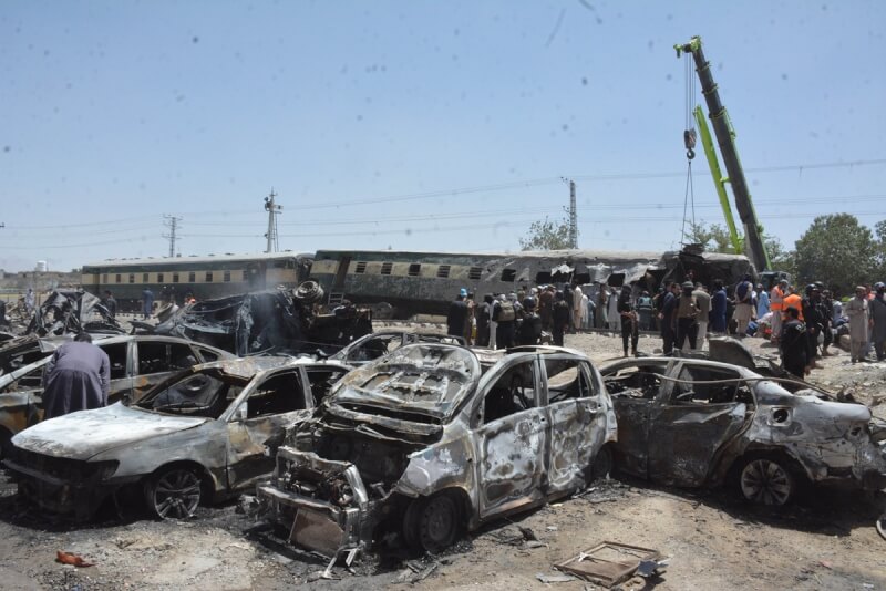 巴基斯坦一班列車24日遭遇爆炸攻擊，造成嚴重死傷。（安納杜魯新聞社）