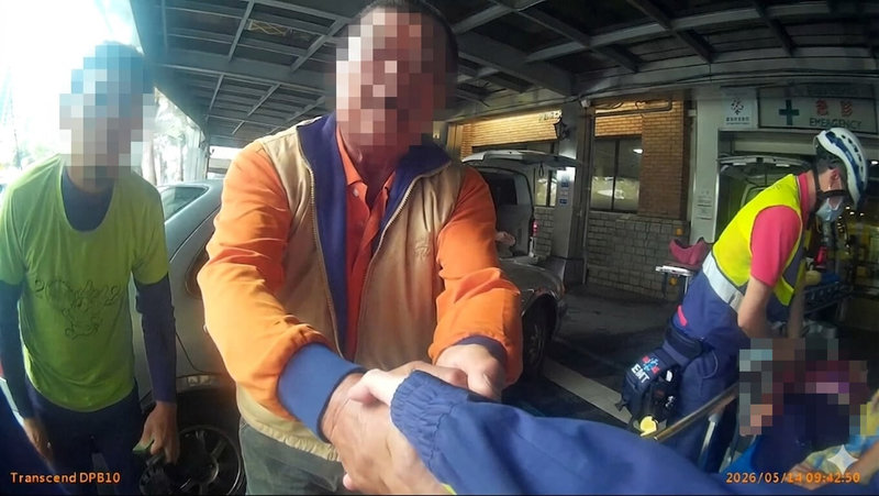 宜蘭縣84歲婦人在家中突然昏迷不醒，曾姓男子（左2）開車將母親送醫途中，行經三星鄉健富路段向警方求助，警員劉宇軒隨即開道，協助將婦人送抵羅東博愛醫院救治，家人向警方致謝。（讀者提供）中央社記者王朝鈺傳真 115年5月24日