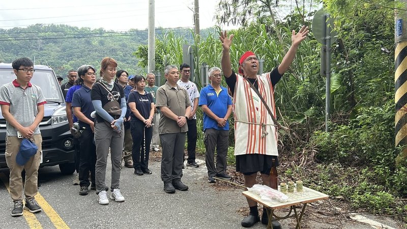 黑熊「阿里曼.西肯」二度野放前,由當地部落田清興頭目舉行祈福儀式。(林業及自然保育署花蓮分署提供)中央社記者張祈傳真 115年5月24日