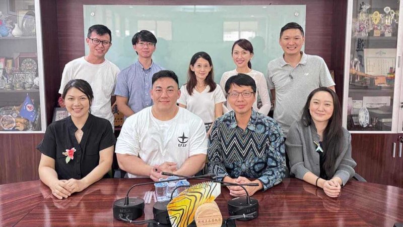 印尼雅加達台灣學校23日舉辦35週年校慶,2004年畢業的校友張詔雄(下排右2)與歷屆校友共同合影。校慶當天正式對外宣告啟動校友會籌備工作,期盼凝聚海內外校友力量。(張詔雄提供)中央社記者羅薇佳雅加達傳真 115年5月24日