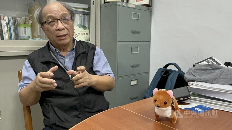 東海大學生態與環境研究中心特聘教授林良恭認為,目前沒有明確資料顯示台灣森林對黑熊承載量是否已達上限,因黑熊活動範圍大到100平方公里,小至20平方公里,範圍有大有小,台灣森林承載量還不到飽和。中央社記者趙麗妍攝 115年5月24日