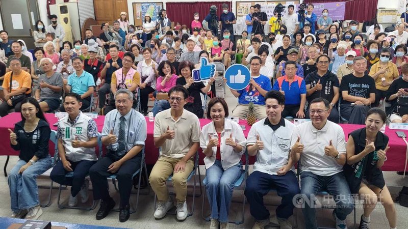 民眾黨24日在高雄左營區舉辦「民主現況與司法改革專題論壇」，民眾黨主席黃國昌（前左4）、國民黨高雄市長參選人柯志恩（前右4）等人出席。中央社記者蔡孟妤攝　115年5月24日
