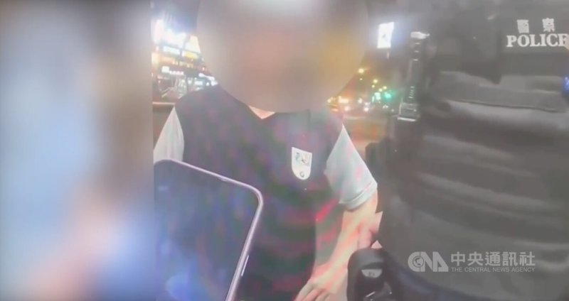 民眾舉報廖姓男子（左）23日深夜涉嫌在台北捷運古亭站出口樓梯偷拍女子裙底，警方隨即到場確認其手機內有被害女子的相關偷拍影像，依法送辦。（翻攝照片）中央社記者黃麗芸傳真 115年5月24日