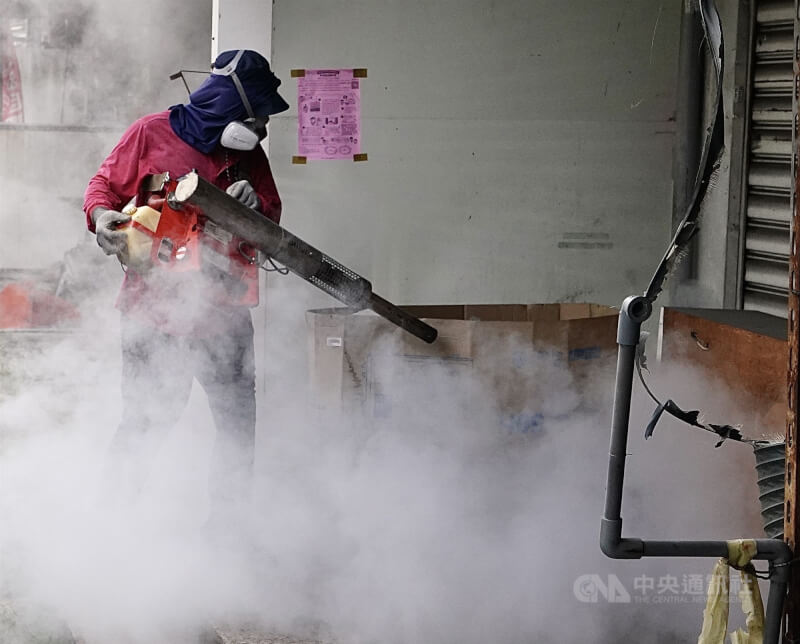 高雄市去年防治登革熱，防疫人員噴藥清消。地點與新聞事件無關。（中央社檔案照片）