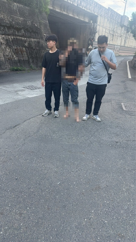 陳姓男子（中）22日涉嫌駕駛變造車牌租賃小客車行經宜蘭羅東拒檢，警方連開11槍制止，陳男仍趁隙逃逸；警方23日下午在南澳鄉某部落逮捕陳男到案，詢後依法送辦。（讀者提供）中央社記者王朝鈺傳真　115年5月24日