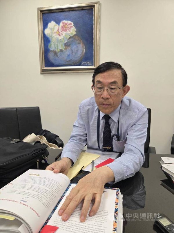 前最高檢察署檢察總長邢泰釗(圖)40年檢察官職涯編寫了50多本書,他在卸任後接受中央社專訪表示,編書首重實用,而個案偵辦當然很好,但效果有限,系統性分析找出問題對症下藥,才是根本之道。中央社記者謝君臨攝 115年5月24日