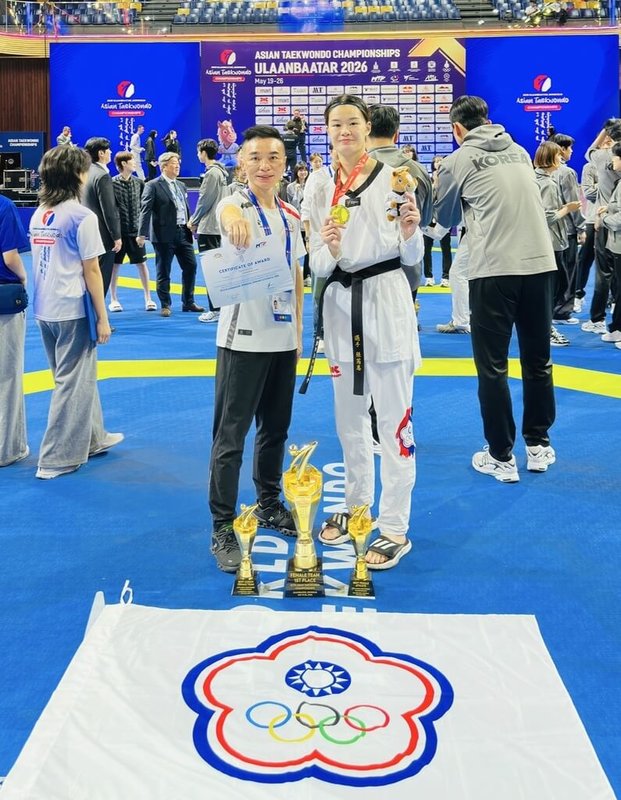 在蒙古舉行的2026亞洲跆拳道錦標賽台灣再傳捷報,女將張芮恩(中右)24日在女子62公斤級金牌戰踢出生涯代表作奪金,賽後與昔日恩師朱建安(中左)合影留念。(教練朱建安提供)中央社記者陳容琛傳真 115年5月24日