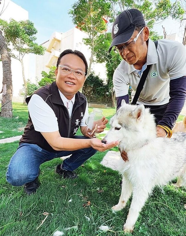 澎湖縣家畜疾病防治所24日在馬公市區辦理流浪動物認養推廣活動，馬公市長黃健忠（左）到場擔任動保大使，共同關心流浪動物並鼓勵認養。（馬公市公所提供）中央社　115年5月24日