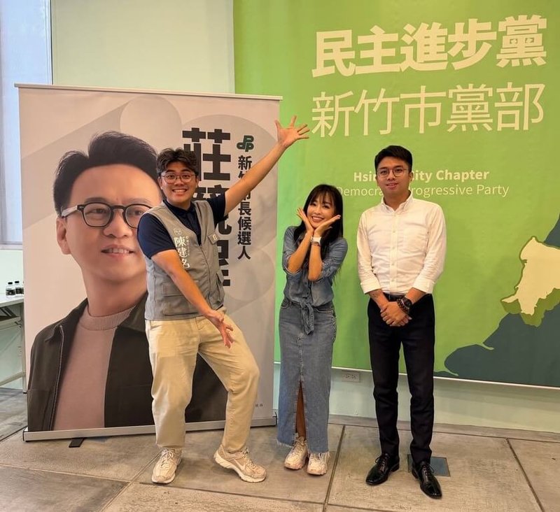 民進黨24日舉行黨職改選，新竹市黨部主委由現任議員施乃如（中）順利連任。左為民進黨新竹市議員陳建名、右為市議員劉康彥。（民進黨新竹市黨部提供）中央社記者魯鋼駿傳真　115年5月24日