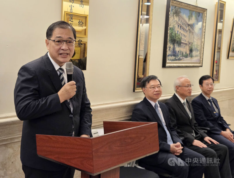 最高檢察署25日舉行「查察妨害選舉督導小組」揭牌儀式。法務部長鄭銘謙(左)致詞表示,年底九合一選舉面臨境外敵對勢力介選等4大挑戰,各查察機關將依法嚴辦,維護選舉公平性及正當性。中央社記者謝君臨攝 115年5月25日