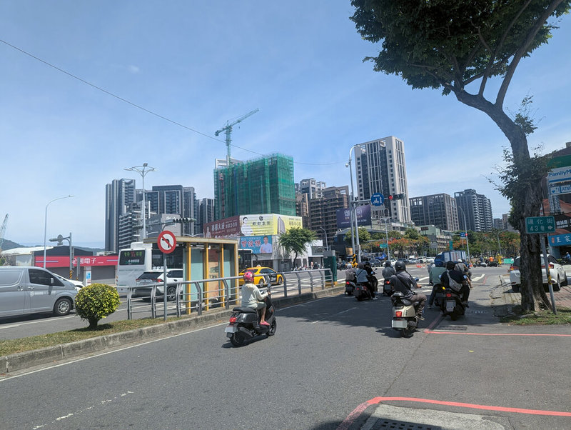 高雄夏季熱島效應顯著，機車族與行人於路口停等期間易長時間曝曬。高雄市交通局推動「夏日時制」計畫，透過智慧號誌動態調控機制，於特定時段彈性縮短紅燈秒數，降低停等時間。（高雄市交通局提供）中央社記者蔡孟妤傳真　115年5月25日