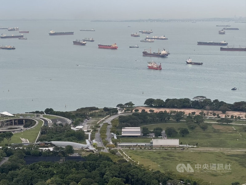 受到AI相關需求強勁帶動，新加坡今年首季經濟年增6.0%，機械、設備領域以及製造業中的電子與精密工程業均有所成長。圖為新加坡海灣貨船頻繁來往。中央社記者吳昇鴻新加坡攝　115年5月25日