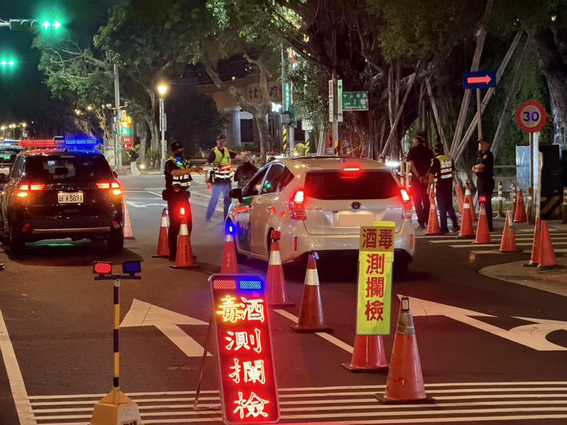 台北市政府警察局中正第一分局25日表示,24日晚間配合查緝毒駕專案,特別規劃執行「十面埋伏」區域封鎖聯合路檢勤務。(中正第一分局提供)中央社記者黃麗芸傳真 115年5月25日