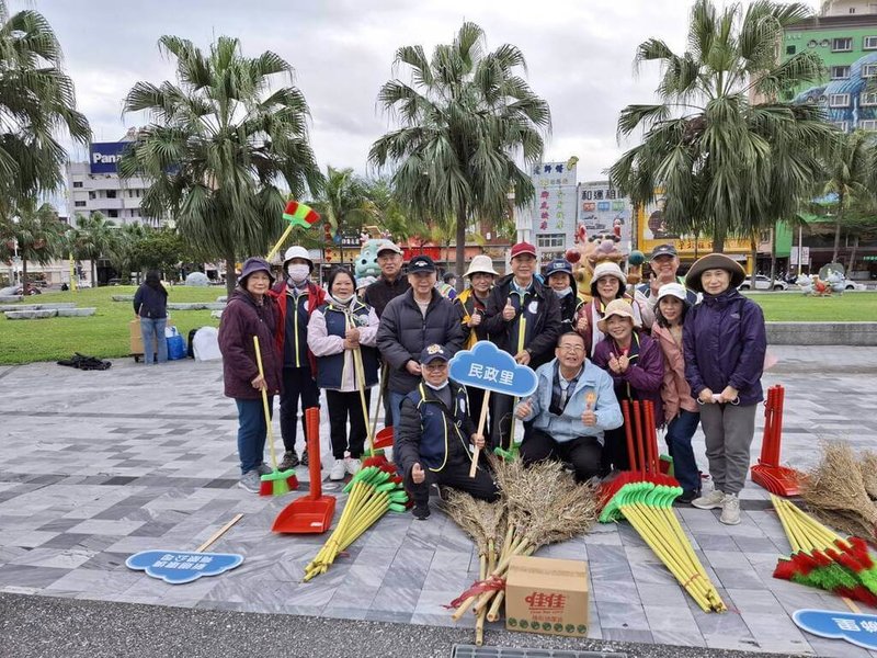 花蓮縣政府宣布，村里長基層作業經費調升至每年新台幣30萬元、鄰長為民服務費提高至每月2000元、鄰長保險費調高至最高每人每年補助1200元；其中，前兩項追溯自1月1日起適用。圖為村里長號召民眾公共服務。（花蓮縣政府提供）中央社記者李先鳳傳真　115年5月25日