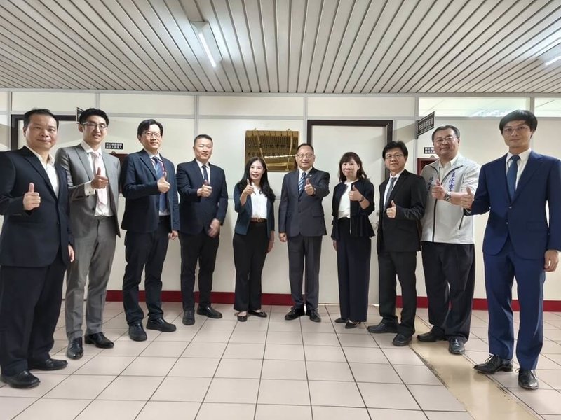 基隆地檢署25日依最高檢察署指示成立「查察妨害選舉執行小組」，檢察長陳佳秀（左5）等人共同揭牌。（基隆地檢署提供）中央社記者王朝鈺傳真　115年5月25日