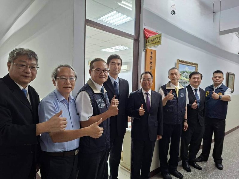 新北地檢署115年地方公職人員選舉「查察妨害選舉執行小組」25日揭牌，新北地檢署檢察長郭永發（右4）、新北市警察局副局長林武宏（右2）、刑事警察大隊大隊長黃國師（右1）等人到場參與。（新北地檢署提供）中央社記者曹亞沿傳真　115年5月25日