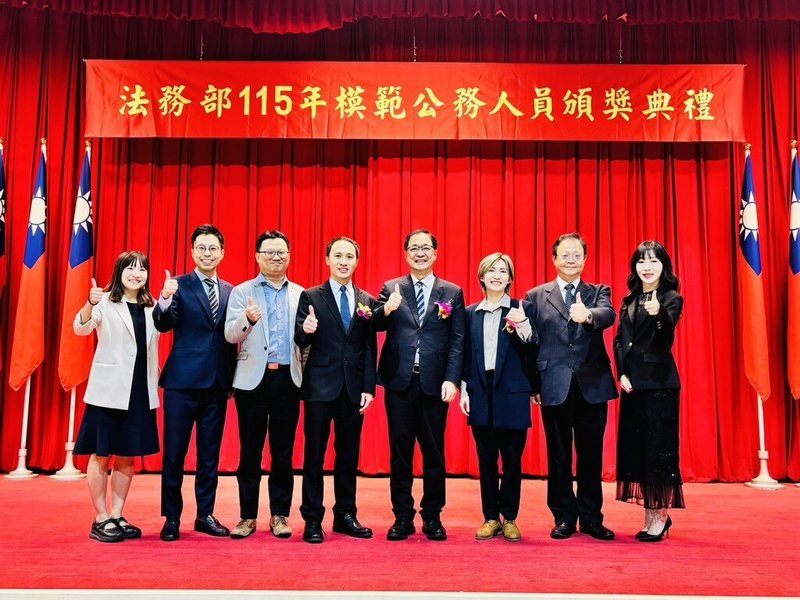 橋頭地檢署檢察官周韋志（左4）、段可芳（右3）2人分別偵破中天記者林宸佑涉共諜案、美濃大峽谷案等，皆榮獲法務部模範公務人員肯定，獲法務部長鄭銘謙（右4）表揚。（橋頭地檢署提供）中央社記者張已亷傳真　115年5月25日