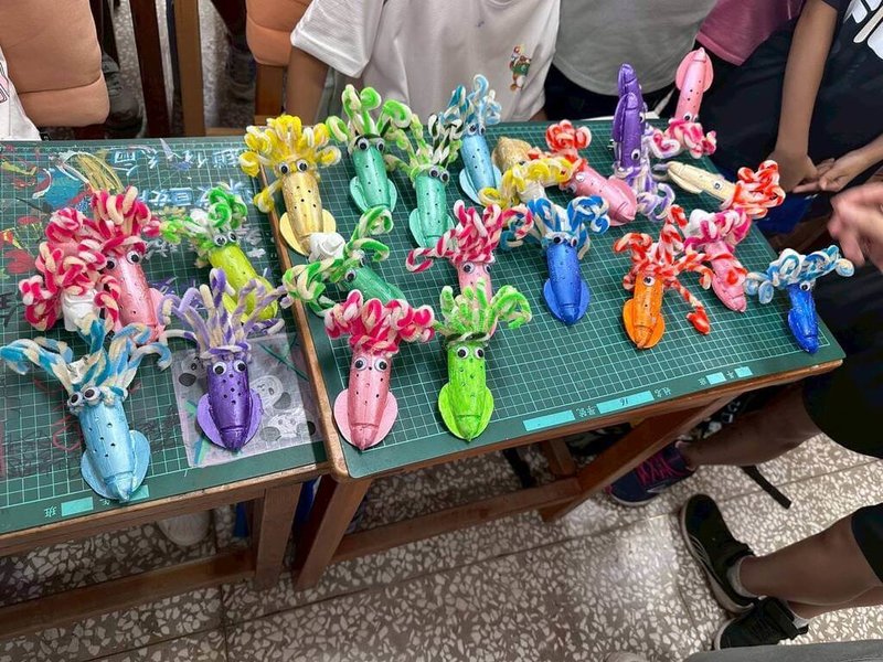 澎湖區漁會25日攜手馬公文澳國小辦理「海洋廢棄物再利用」活動，學生們在藝術家引導下發揮創意，將廢棄浮標製成小管造型夜燈，模樣相當討喜。（澎湖區漁會提供）中央社　115年5月25日