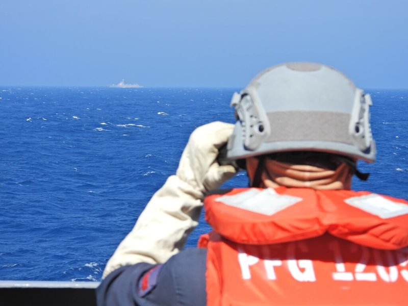 中共機艦25日下午起執行聯合戰備警巡擾台,國軍披露海軍昆明艦監控中共銀川艦的畫面。(國防部提供)中央社記者游凱翔傳真 115年5月25日