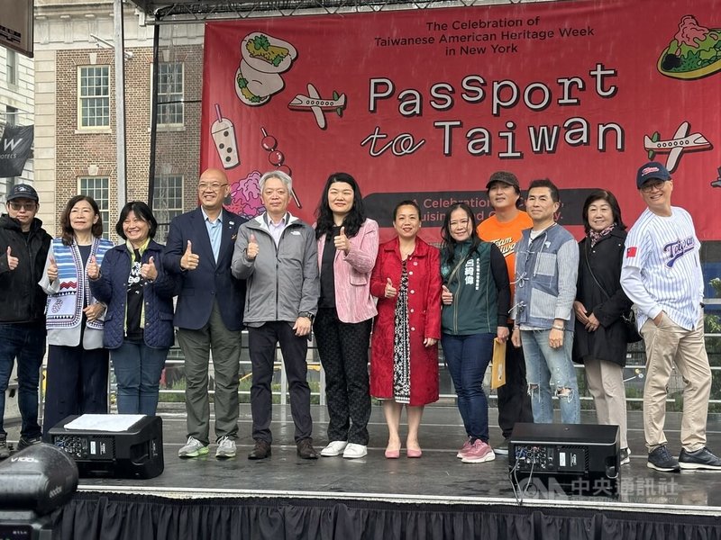 第22屆紐約台灣巡禮文化藝術節在曼哈頓聯合廣場舉行，駐紐約辦事處長李志強（左5）與政界、僑界出席開幕。中央社記者廖漢原紐約攝　115年5月25日