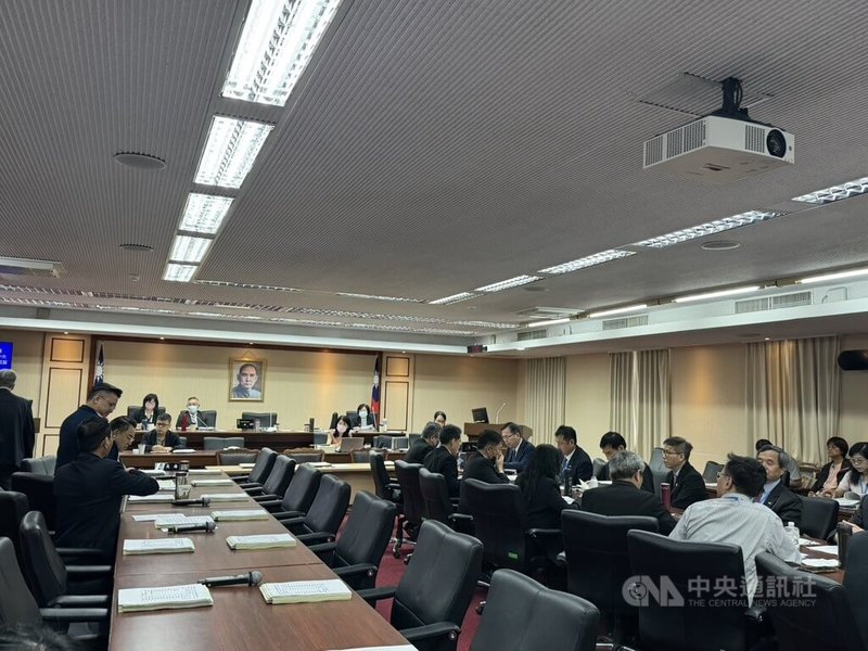 台灣高鐵25日訊號異常導致列車延誤，立法院交通委員會也受到影響，包含交通部長陳世凱、召委林俊憲等人都因此無法準時抵達立院。中央社記者余曉涵攝　115年5月25日