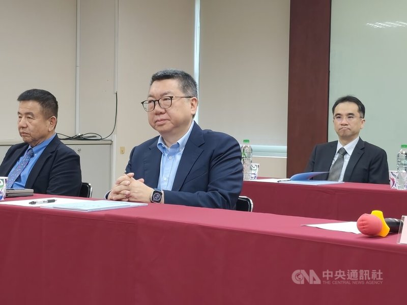 油脂大廠南僑投控子公司皇家可口25日召開股東會,南僑投控董事長陳正文(左2)以董事身份出席。中央社記者何秀玲攝 115年5月25日