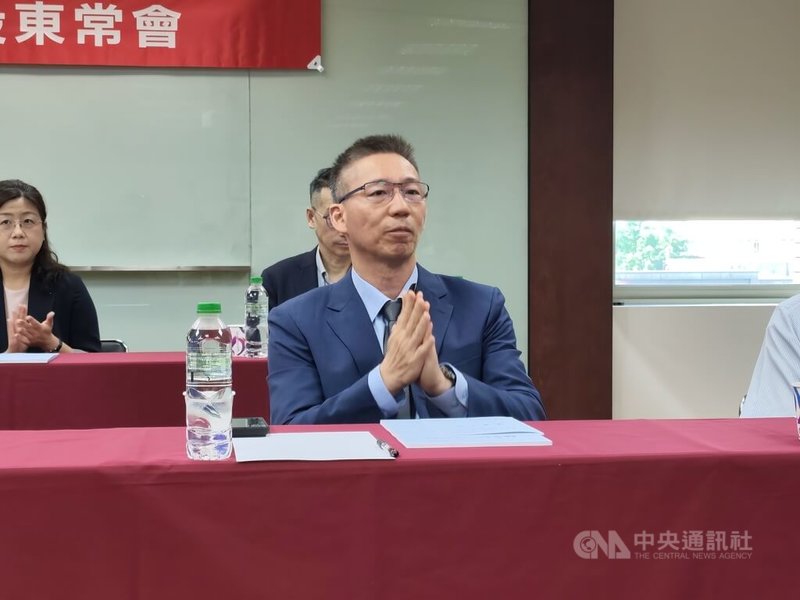 油脂大廠南僑投控子公司皇家可口25日召開股東會,南僑投控副董事長陳羽文(前)以董事身份出席。中央社記者何秀玲攝 115年5月25日