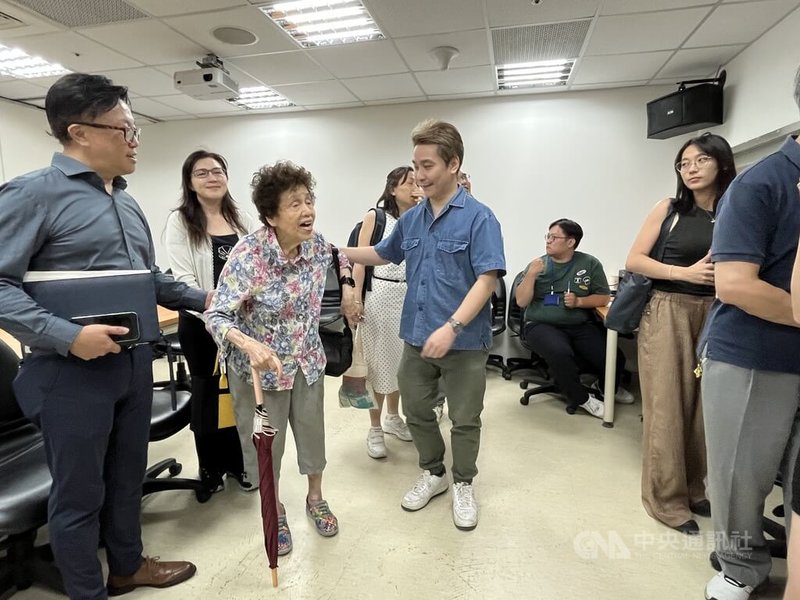 二二八事件受難者、「四方醫院」創辦人施江南高齡逾90歲的二女兒施淑娟（前左2）25日現身台北市文資會議，爭取將「四方醫院」列為古蹟。中央社記者楊淑閔攝　115年5月25日