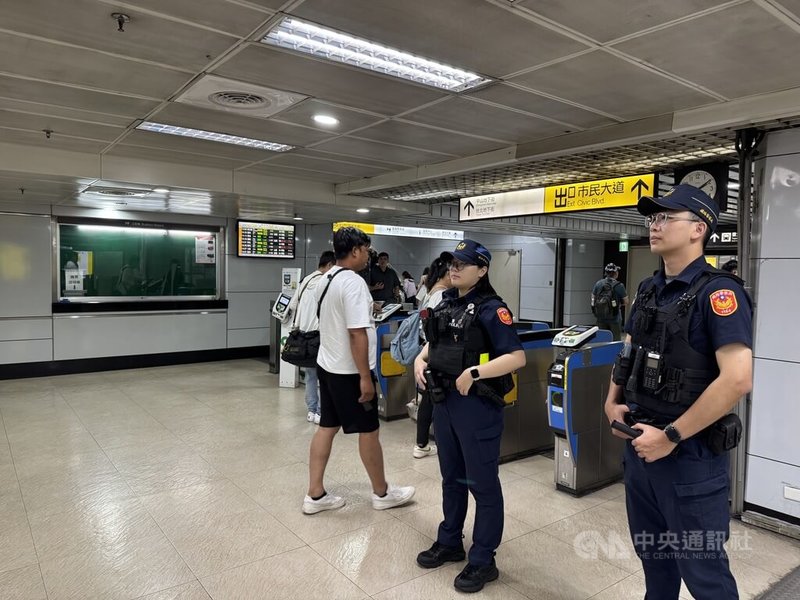 台北車站出口處24日發生旅客糾紛事件，其中一人亮刀，所幸無人受傷。鐵路警察獲報後火速查獲涉案彭男送辦，並派員在場維持秩序。（翻攝照片）中央社記者黃麗芸傳真　115年5月25日
