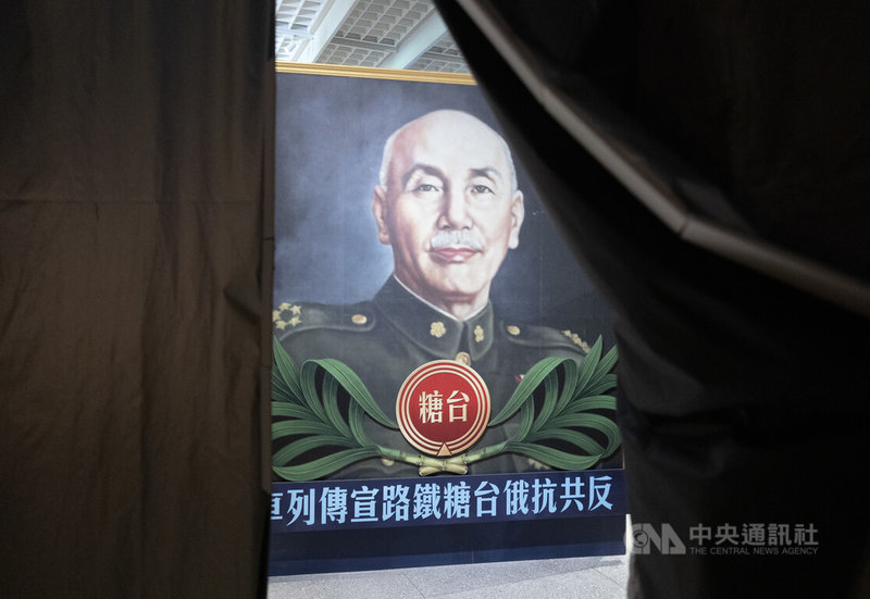 台灣博物館鐵道部園區推出主題特展「時代的訊號:傳播技術與民主的攪動」,25日舉行開幕式,透過展覽梳理從紙媒、黨外雜誌、地下電台到現代網路社群的發展脈絡,呈現人民如何突破資訊管制,推動公共討論與社會改革。中央社記者趙世勳攝 115年5月25日