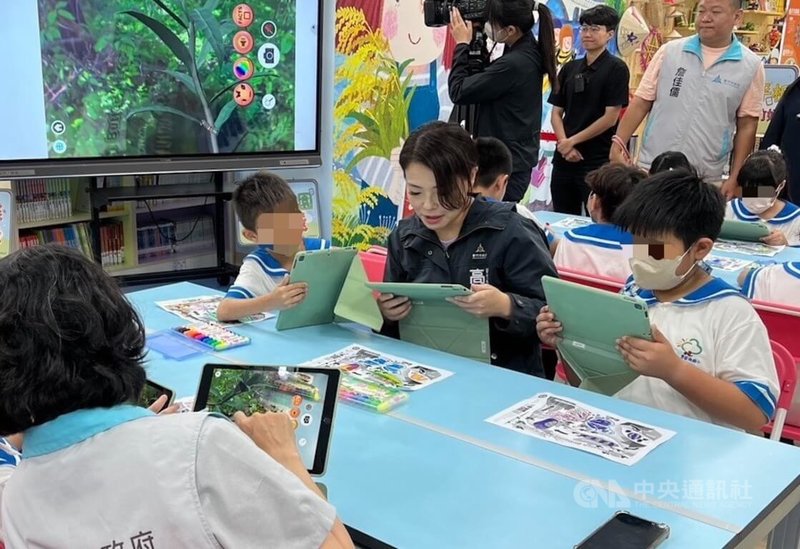 新竹市政府日前補助青草湖國小添購平板電腦，助校方完成三至六年級學生「生生有平板」建置，新竹市長高虹安（中）25日親自到校內與學生一起體驗「生態尋蝶」課程。中央社記者魯鋼駿攝　115年5月25日
