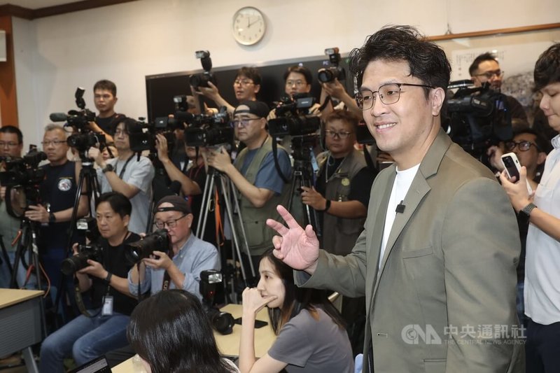 美國國安智庫「詹姆士敦基金會」主席孟沛德(Peter Mattis)25日在立法院與民進黨立委就「川習會後的台美關係」進行交流,民進黨台北市長參選人、立委沈伯洋(前右)與會。中央社記者吳家昇攝 115年5月25日