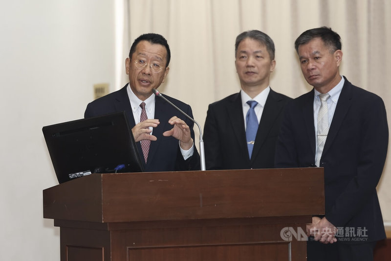 民進黨立委陳俊宇25日在立法院聯席會議關切陸軍各作戰區無人機大隊編成進度，國防部長顧立雄（左1）強調，未來將持續購置無人機，避免出現「有編、無裝」的狀況，會先透過訓練用無人機讓大隊能夠持續訓練。中央社記者吳家昇攝　115年5月25日