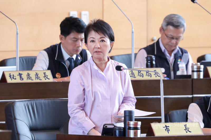 台中市長盧秀燕(前)25日列席台中市議會,就監察院為松姓棒球教練強制猥褻學童案等糾正台中市政府教育局一事,表達不滿意這報告,認為未提及孩子所受的苦與侵害,也未點出良民證(警察刑事紀錄證明)問題等。中央社記者趙麗妍攝 115年5月25日