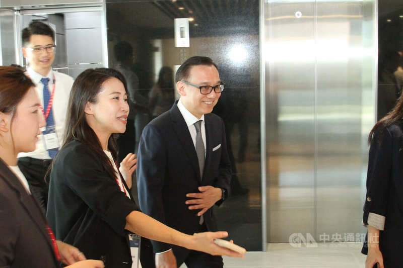 奇美實業董事長許家彰(中)25日在奇美實業台南仁德總部接受媒體聯訪,面帶輕鬆笑意現身會場。中央社記者楊思瑞攝 115年5月25日
