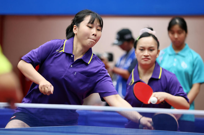 身障桌球選手田曉雯（前左）與大她10歲的搭檔伊斯坦大．莎霏（右紫衣）攜手參加115年全國身心障礙國民運動會桌球WD20級賽事，順利摘金完成3連霸。（新北市體育局提供）中央社記者黎建忠傳真　115年5月25日