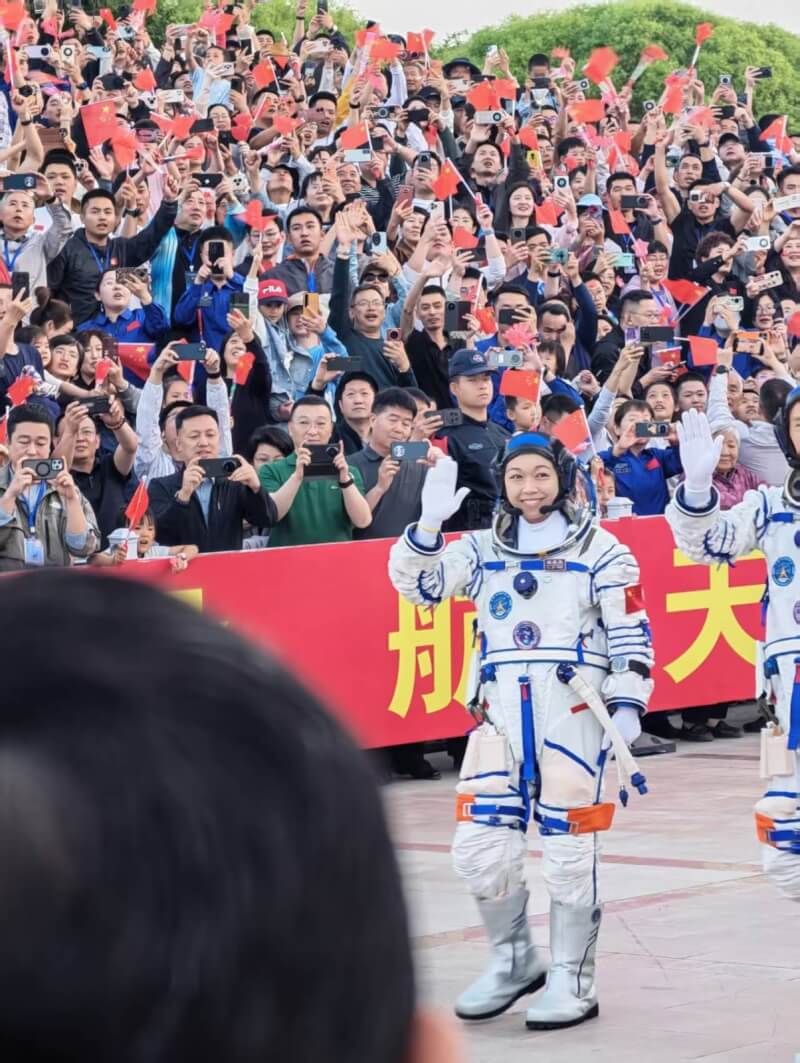 香港首位太空人黎家盈（揮手者）24日搭乘中國神舟二十三號載人飛船成功升空。（圖取自facebook.com/securitybureauhk）