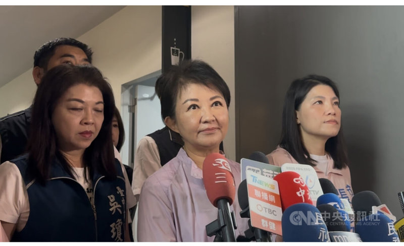 台中市長盧秀燕(前中)25日受訪談及關於美國總統川普(Donald Trump)可能與總統賴清德通話時說,應主動聯絡美方,不要被動等消息,化被動為主動,了解國家現在面臨什麼狀況。中央社記者趙麗妍攝 115年5月25日