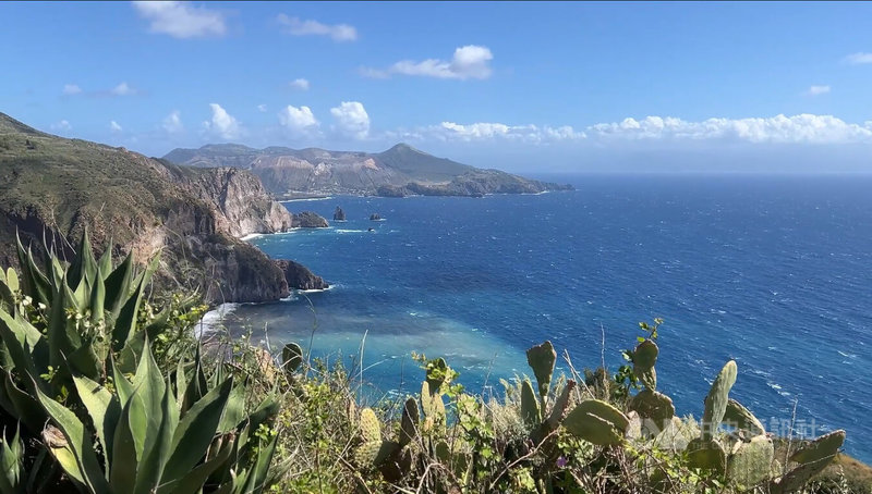 義大利伊利奧群島的海水呈現土耳其藍與深藍等不同色階,各種海上活動豐富,是歐美人士熱愛的度假景點。中央社記者黃雅詩伊奧利群島攝 115年5月25日